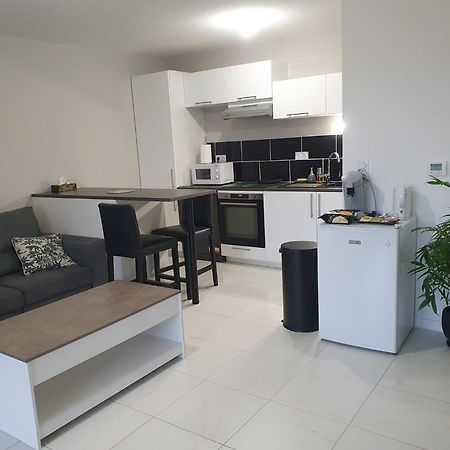 Appartement A Floirac Avec 2 Chambres, Un Parking Prive, Une Terrasse, A 5 Minutes En Voiture De L'Arkea Arena De Bordeaux Bagian luar foto