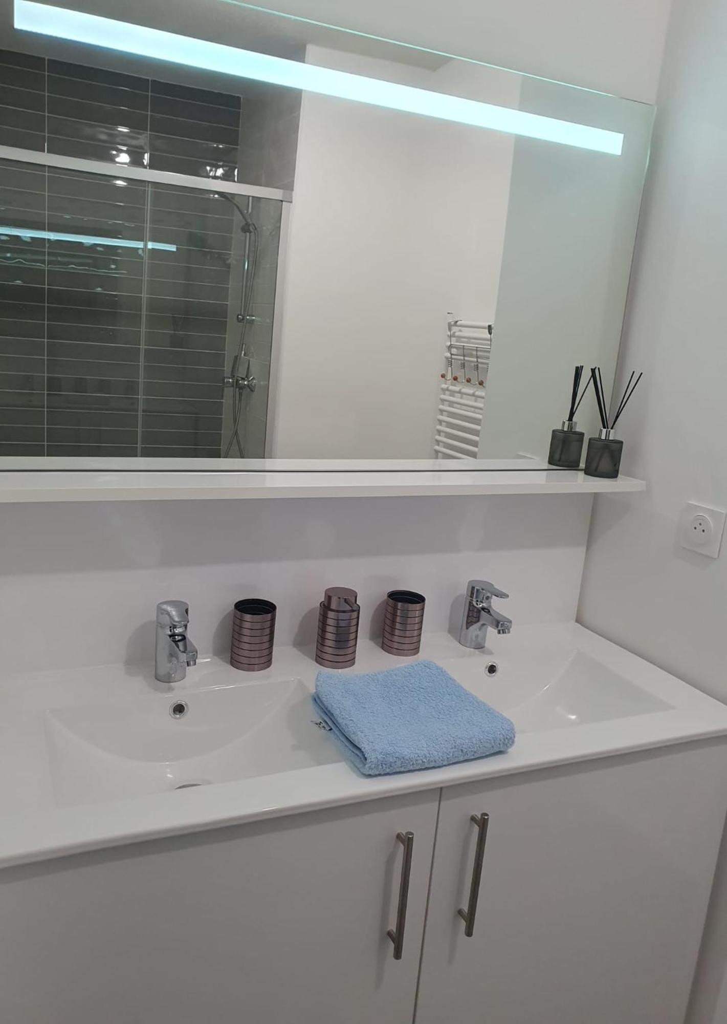 Appartement A Floirac Avec 2 Chambres, Un Parking Prive, Une Terrasse, A 5 Minutes En Voiture De L'Arkea Arena De Bordeaux Bagian luar foto